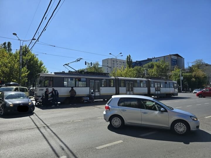 un livrator implicat intr un accident cu tramvai in intersectia de la titan stb liniile 23 si 49 blocate pe str liviu rebreanu 68cd3a15ccb66