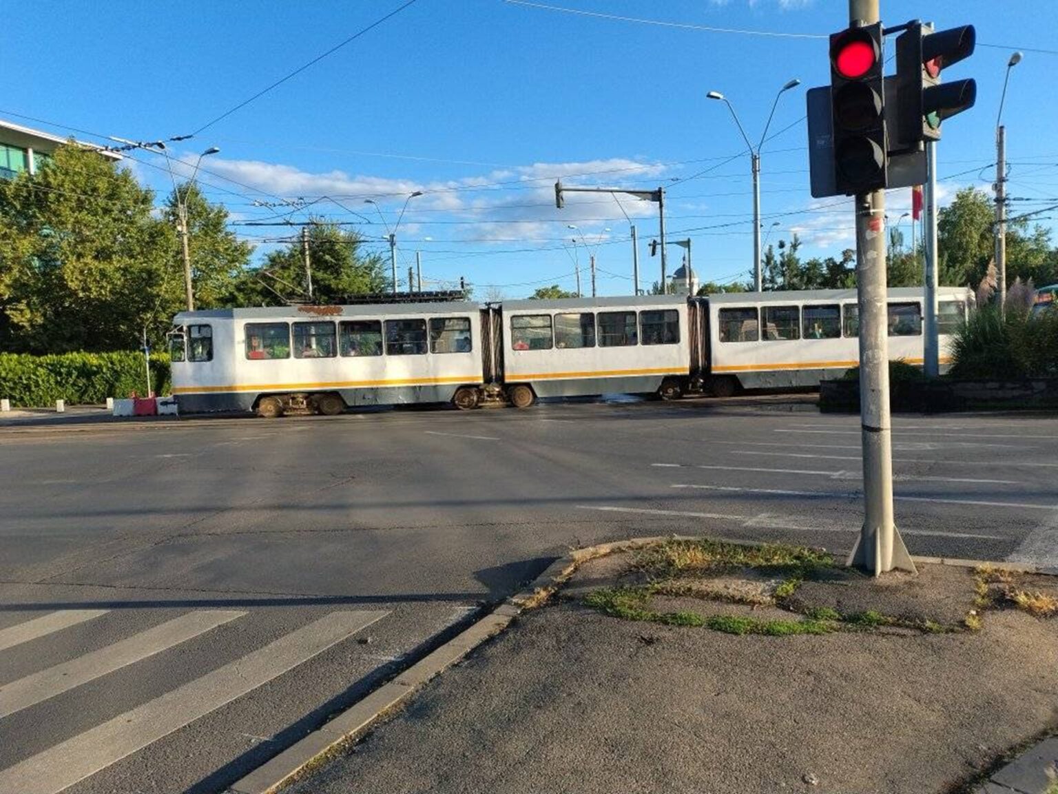 update un vagon stb a blocat intersectia de la razoare mai multe linii stb au fost deviate trafic ingreunat in zona 68cba828cfa82