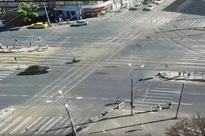 video femeie lovita mortal de o trotineta electrica pe o trecere de pietoni din bucuresti trotinetistul a trecut in mare viteza pe rosu 68b6db2a84a90