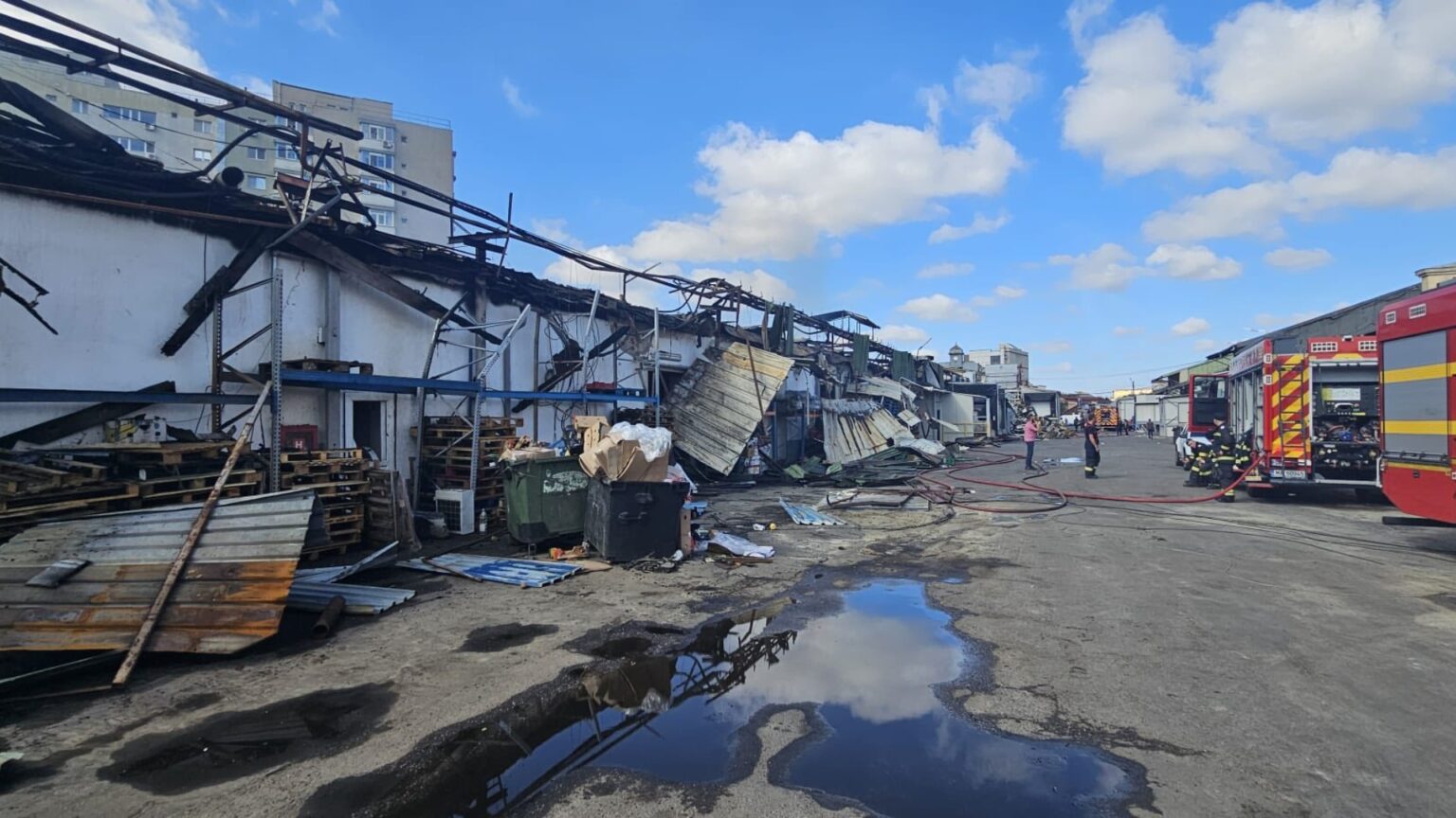 video incendiul de la antrefrig a fost stins dupa 36 de ore isu bucuresti ilfov raman in supraveghere mai multe autospeciale si o ambulanta smurd 68d4e89fbae34