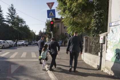 video nicusor dan tatic si presedinte a boicotat boicotul de inceput de an scolar si a dus fetita la scoala in bucuresti orasul in care profesorii protesteaza azi 68be84dc970a6
