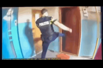 video politistii sectiei 13 au salvat o femeie si o pisica dintr un apartament cuprins de flacari 68d2cf34ef85e