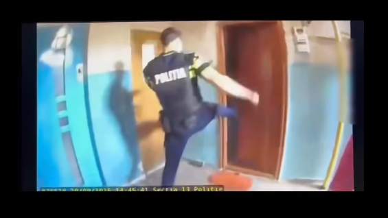 video politistii sectiei 13 au salvat o femeie si o pisica dintr un apartament cuprins de flacari 68d2cf34ef85e