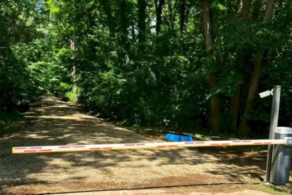 video scandal monstru in padurea baneasa o mama cu 2 copii oprita din drumul spre un loc de joaca pe motiv ca nu are voie sa treca pe acolo pe unde masinile zburda 68d1321d27263