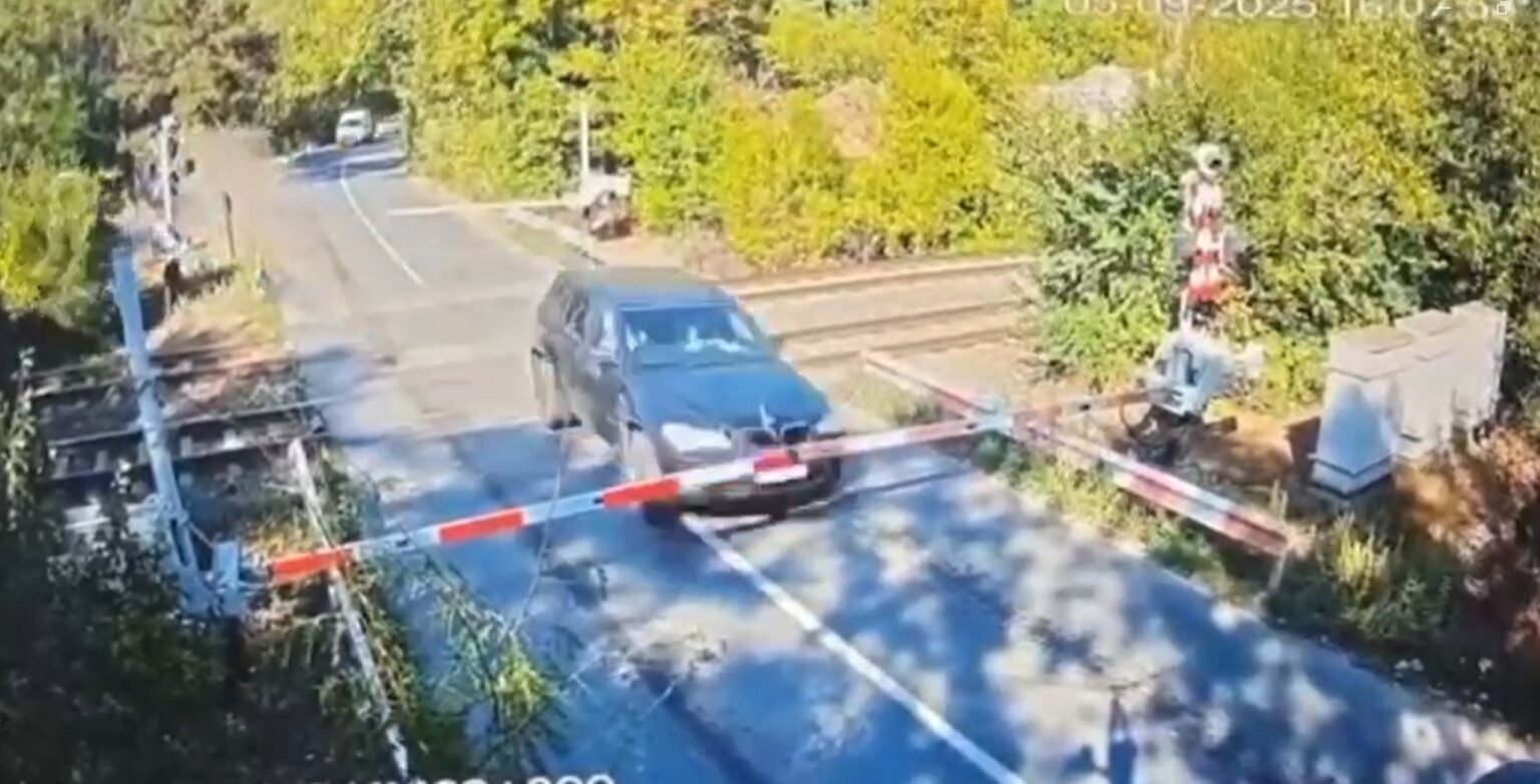 video un sofer a spulberat barierele de cale ferata din satul pasarea la doi pasi de bucuresti peste 100 de astfel de accidente s au produs anul trecut 68bedb90dc61b