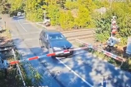 video un sofer a spulberat barierele de cale ferata din satul pasarea la doi pasi de bucuresti peste 100 de astfel de accidente s au produs anul trecut 68bedb90dc61b