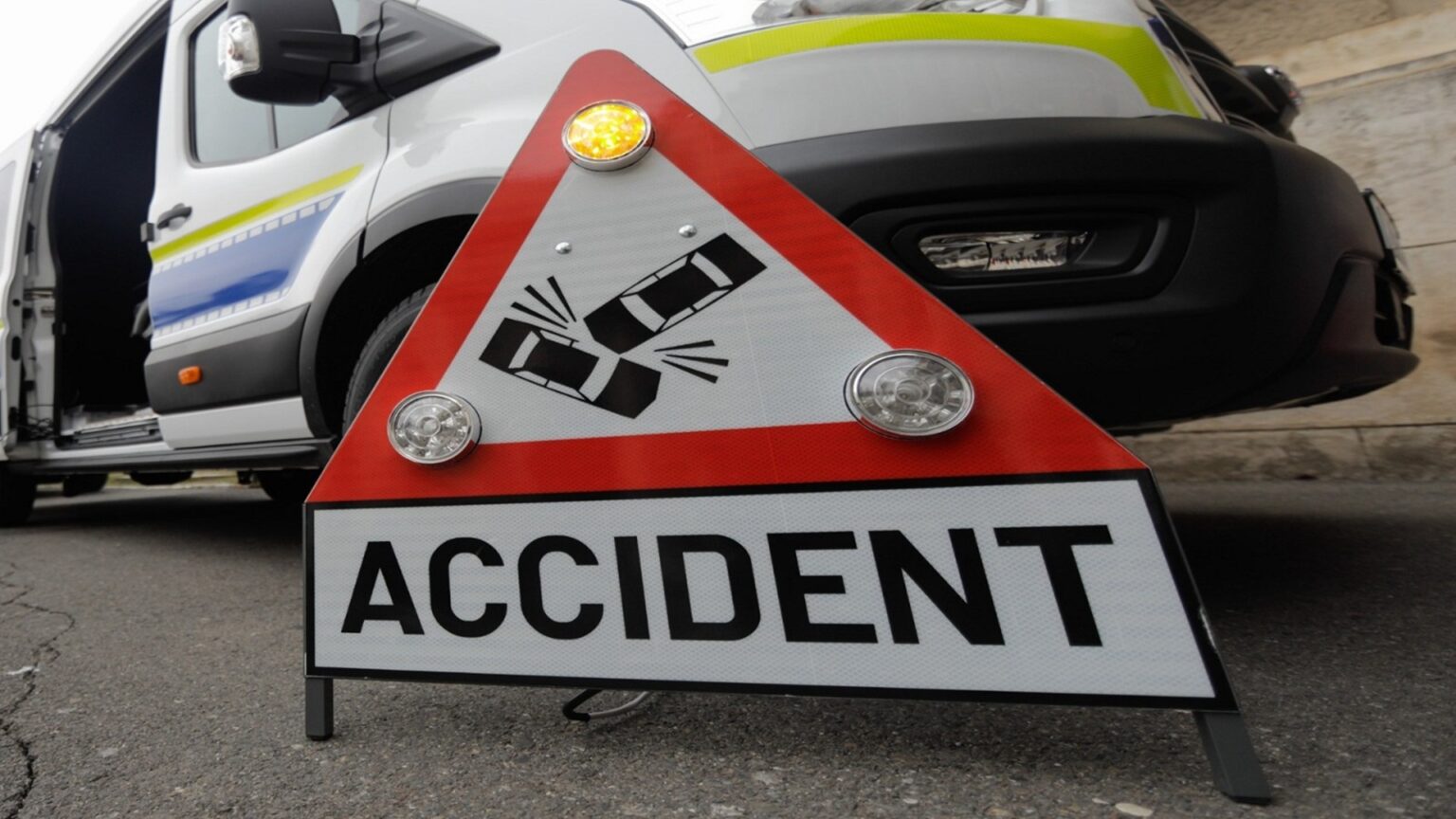 alerta accident cu doua tir uri si o autoutilitara pe autostrada a1 pe sensul spre bucuresti trafic restrictionat pe doua benzi din cauza carambolului 690479c0a942f