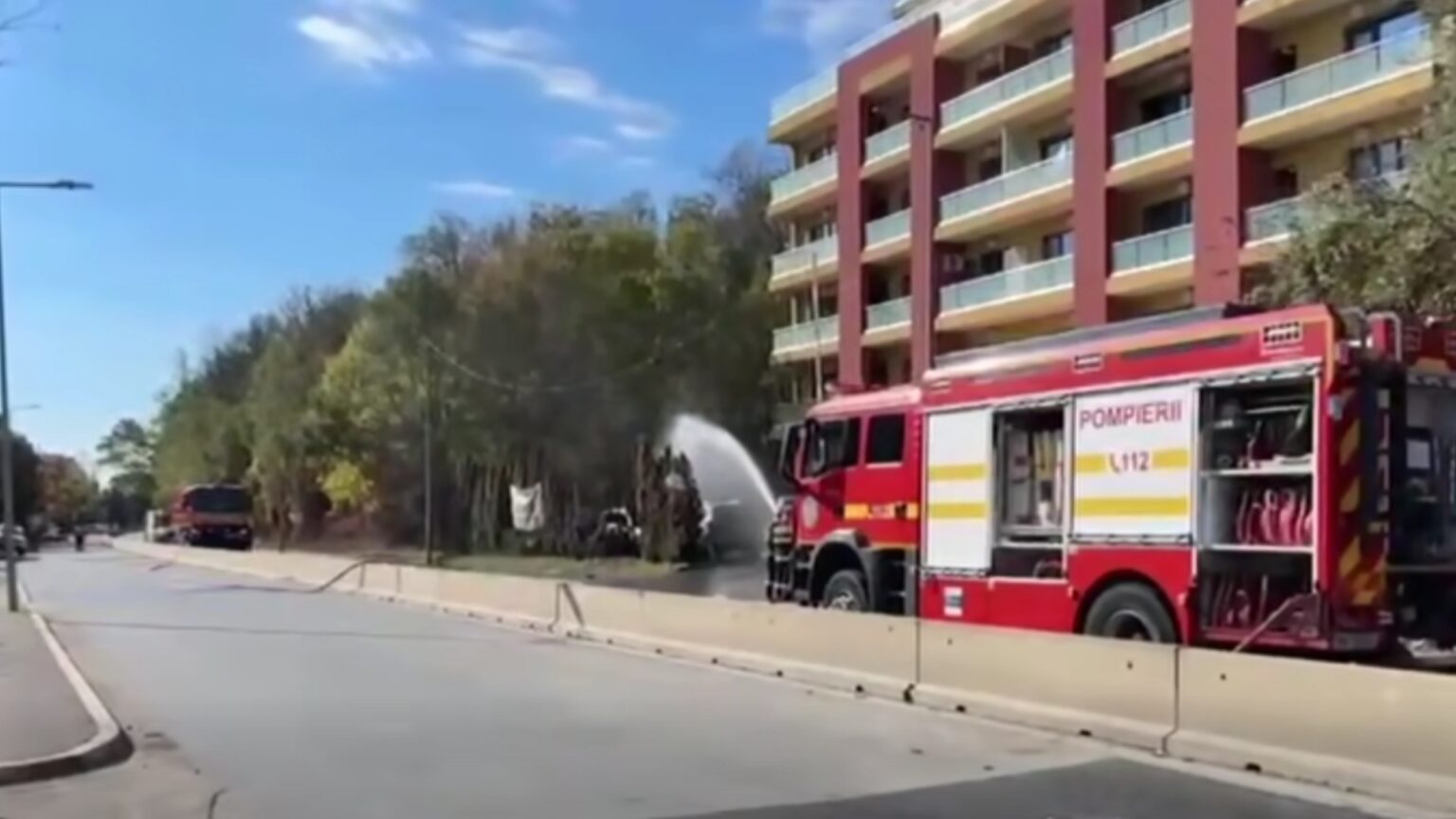 alerta incendiu pe bd pipera flacarile de la doua autoturisme s au extins la o teava de gaze 40 de persoane au fost evacuate dintr o cladire din apropiere 68f4ac67d8109 1
