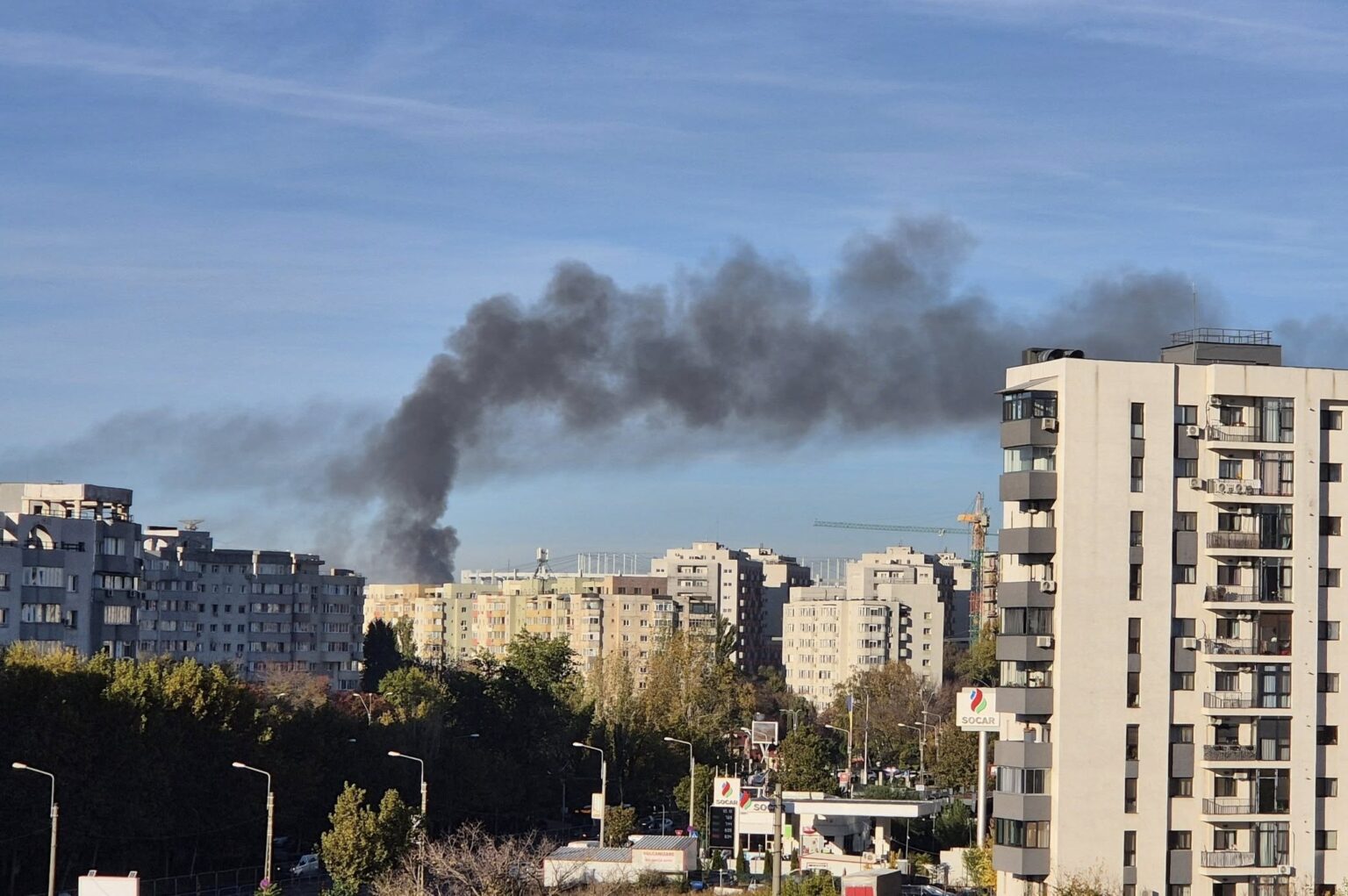 alerta incendiu pe strada mieilor in zona mihai bravu martor arde o casa cu etaj fumul se vede din berceni sase persoane evacuate un barbat a fost ranit update 690319e2a2848