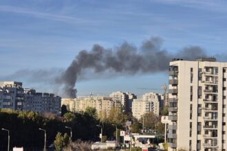 alerta incendiu pe strada mieilor in zona mihai bravu martor arde o casa cu etaj fumul se vede din berceni sase persoane evacuate un barbat a fost ranit update 690319e2a2848