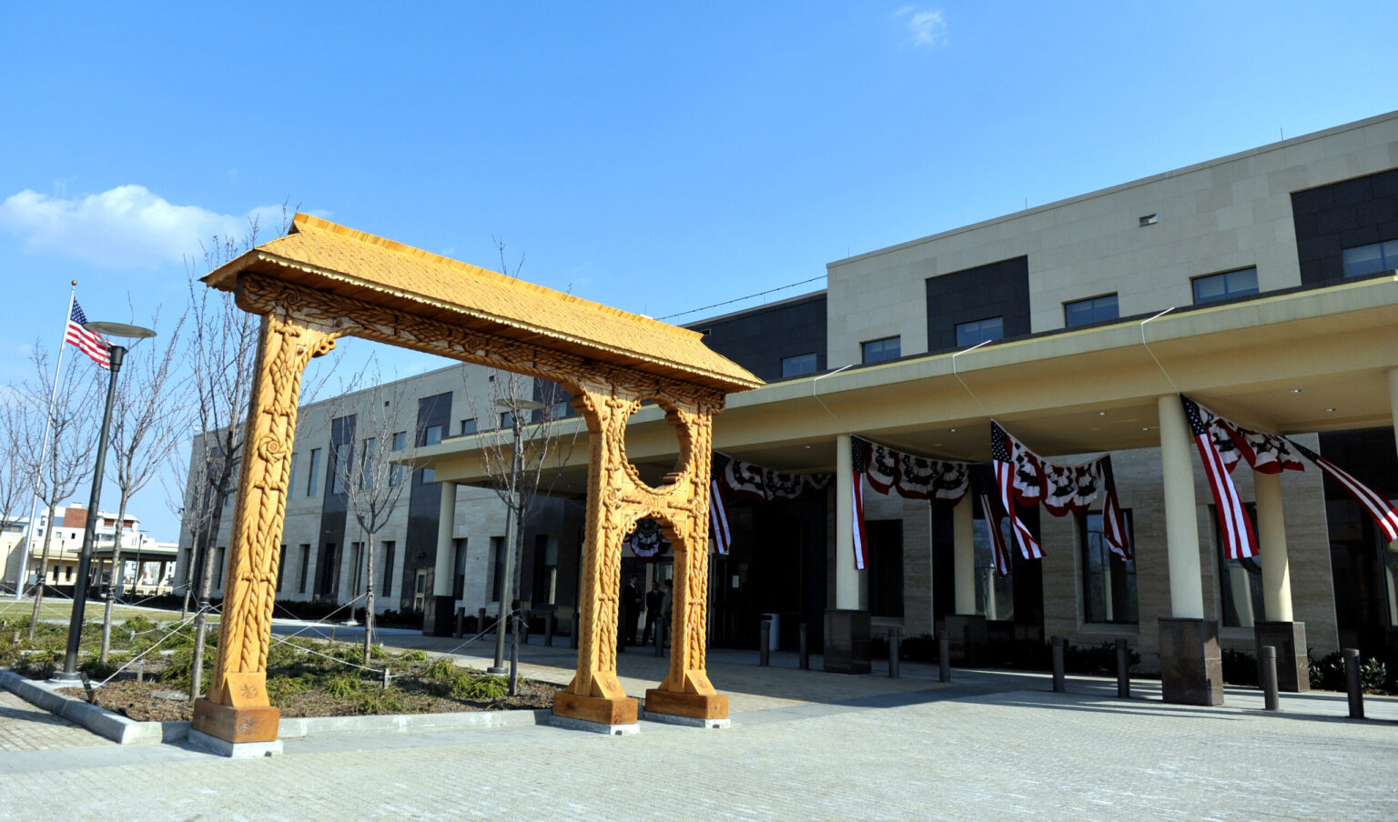 ambasada sua la bucuresti a ramas fara bani de facebook si ne anunta ca taie postarile daca ne dati credentiale postam noi se ofera centrul roman pentru afaceri europene 68dcf3b719517