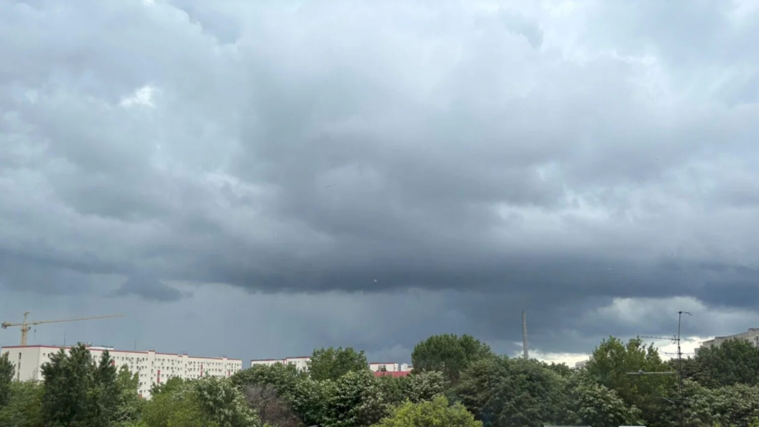 apa nova in bucuresti s a adunat apa cat intr o luna doar in 20 de ore peste 350 de sesizari inregistrate dupa furtuna 68e5ff592d8c1