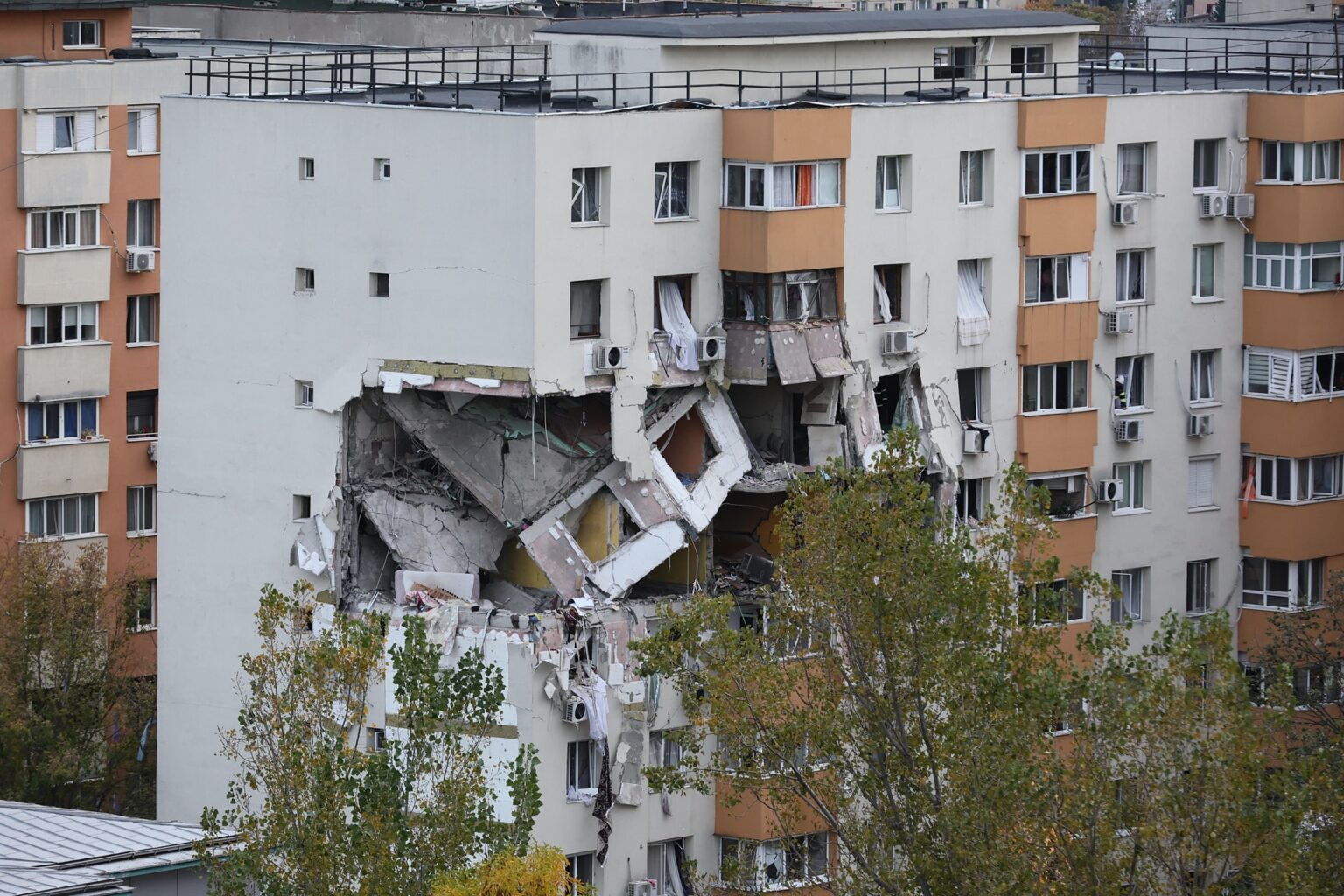 apelul prefectului capitaleie29d97efb88fnu mergeti in blocul distrus de explozia din rahova au aparut imagini false cu locatari care ar intra in cladire 68f4c83de5945