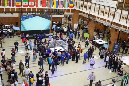 avem festival de roboti in weekend in bucuresti f09fa496 la robofest vor fi peste 1 200 de roboti vor dansa intra pe ring de sumo si alerga in curse de viteza 68ff677eccb2b