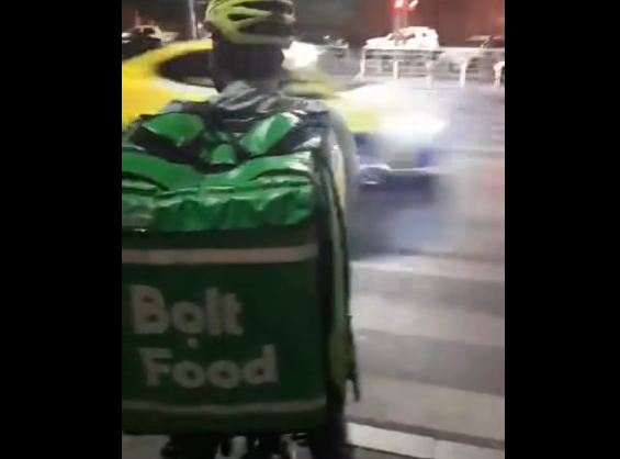 barbatul care a lovit un livrator din bangladesh pe motiv ca il considera invadator a fost trimis in judecata 68e6428020ed3