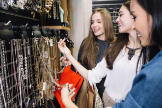 bazaar pe victoriei o noua editie in weekend stand de tarot bijuterii lumanari parfumate toate la victoria hub 68e62b1846f00