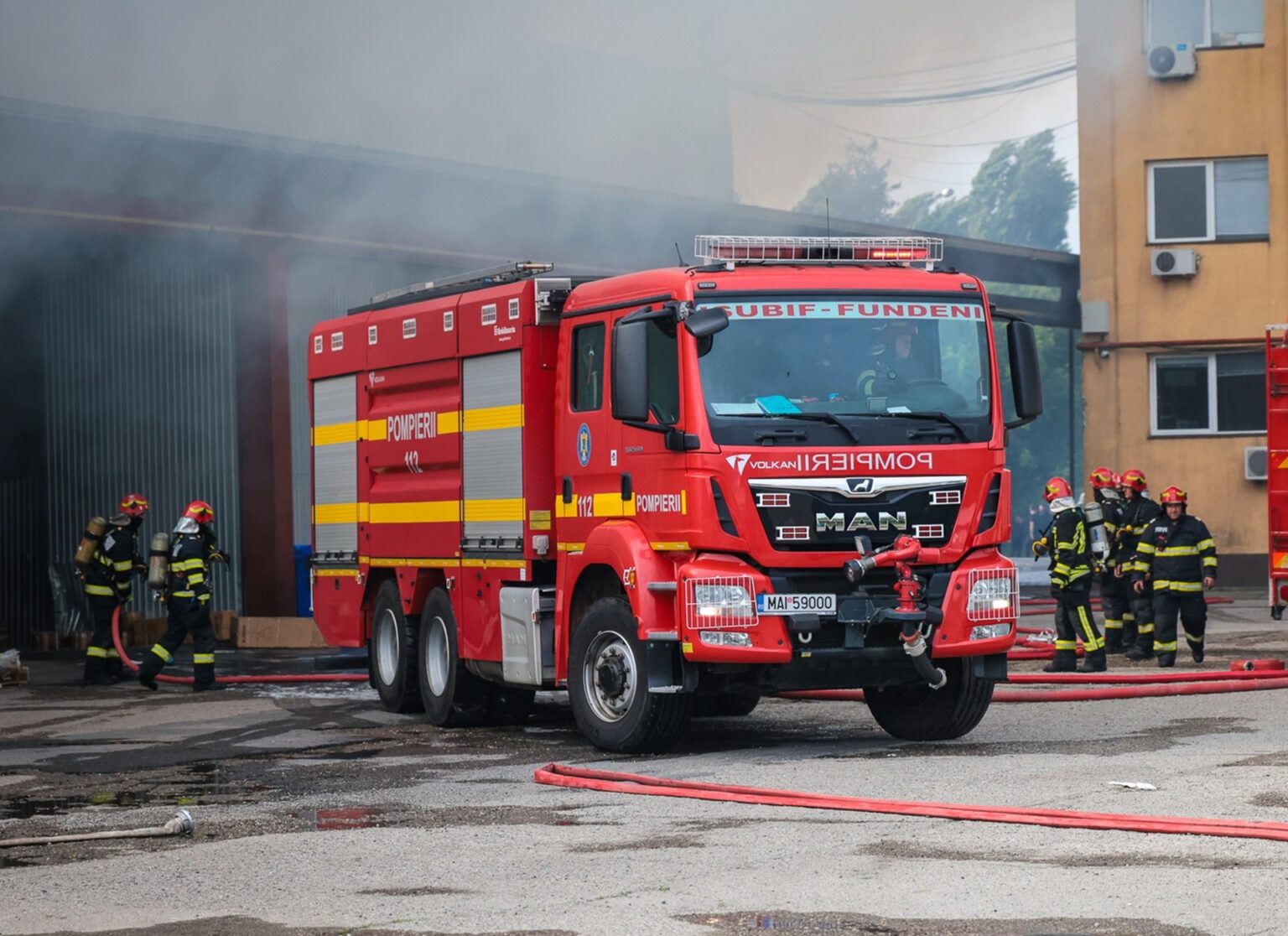 breaking incendiu de proportii in bucuresti ard acoperisurile mai multor case din cartierul 23 august flacara deschisa fum dens pericol de extindere 68e6469baa4f6