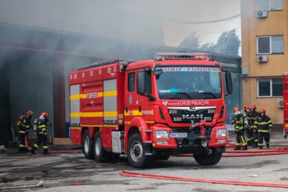 breaking incendiu de proportii in bucuresti ard acoperisurile mai multor case din cartierul 23 august flacara deschisa fum dens pericol de extindere 68e6469baa4f6