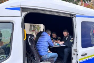 brigada rutiera a operationalizat un punct mobil de eliberare a autorizatiilor de reparatie a autovehiculelor afectate 68f543f9e7797