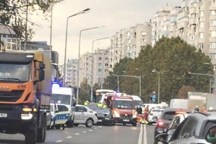 brigada rutiera femeia cu copilul in carucior lovita de o masina a fost proiectata in alte 2 autovehicule de pe sensul opus 68ed518cb5fcc