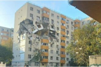 bucuresteni evacuati din blocul din rahova aproape distrus de explozie se pot intoarce treptat in apartamentele lor in scara 2 care a sarit in aer accesul ramane interzis 6901baa215ef3