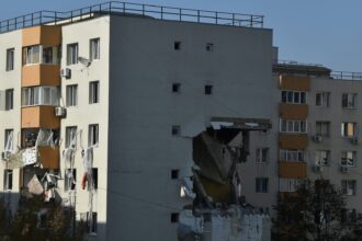 bucurestenii care locuiau in blocul distrus din rahova vor sta in hoteluri in weekend pmb a activat fondul de urgenta bujduveanu nicio persoana nu ramane pe strada 68f22d7d47cbe