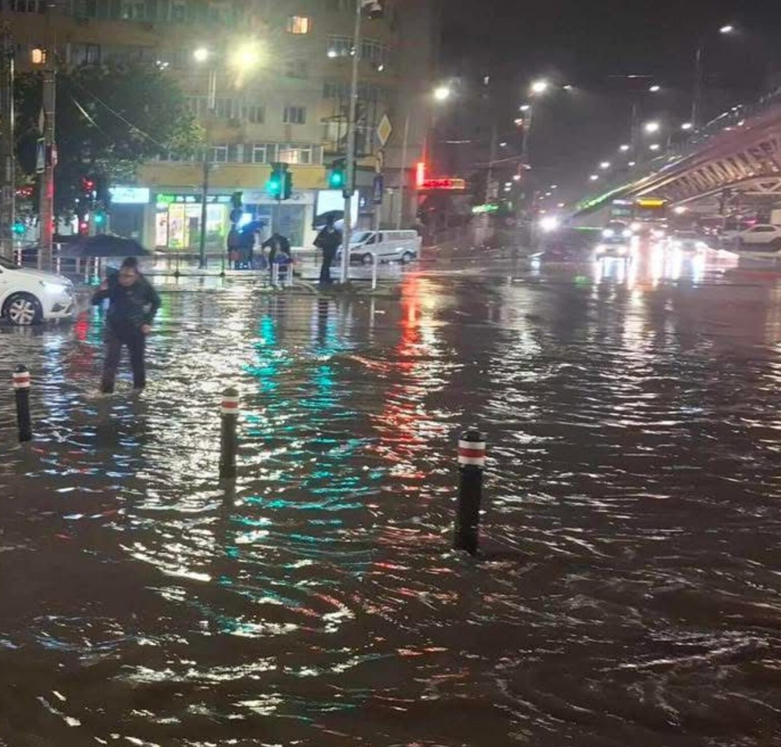 bucurestiul risca sa se inunde in timp record in urma codului rosu apa nova le recomanda soferilor sa nu parcheze langa canalizari guri de scurgere 68e50237ecfcb 1