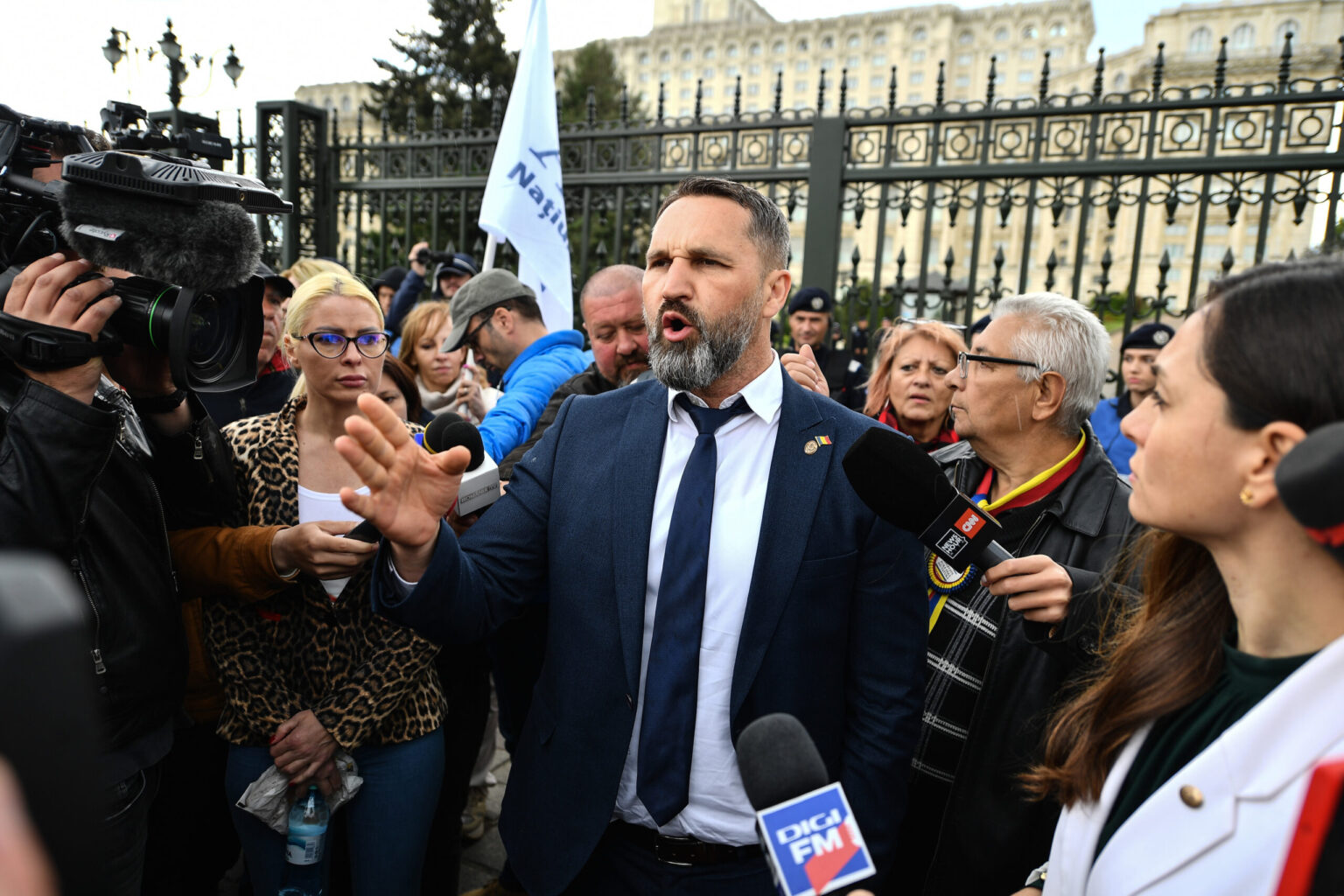 cine este mihai lasca fostul deputat controversat care vrea sa devina primarul bucurestiului 68f455af92e3c