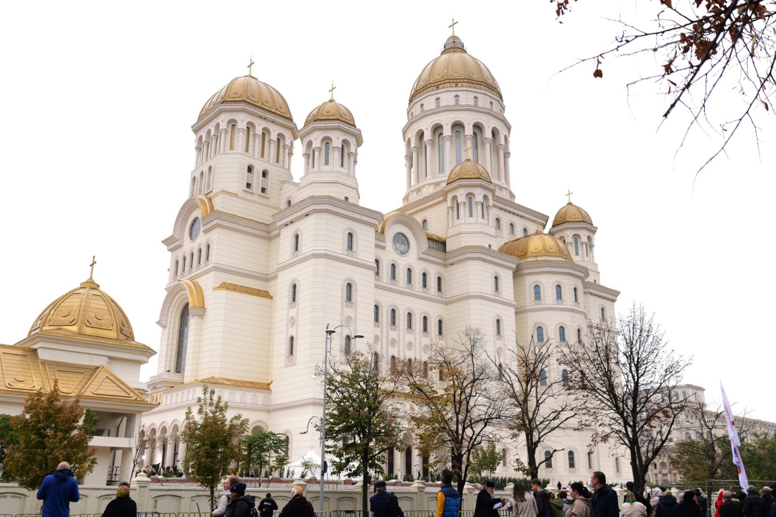 cozi uriase la catedrala nationala credinciosii asteapta si 8 ore pentru a se inchina programul de vizitare prelungit pana pe 5 noiembrie 6901f582cc47a