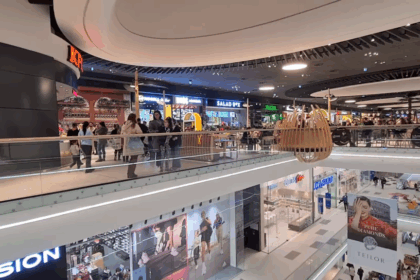 doua tinere au furat haine dintr un mall din bucuresti si au batut vanzatoarele 68e49f0218510