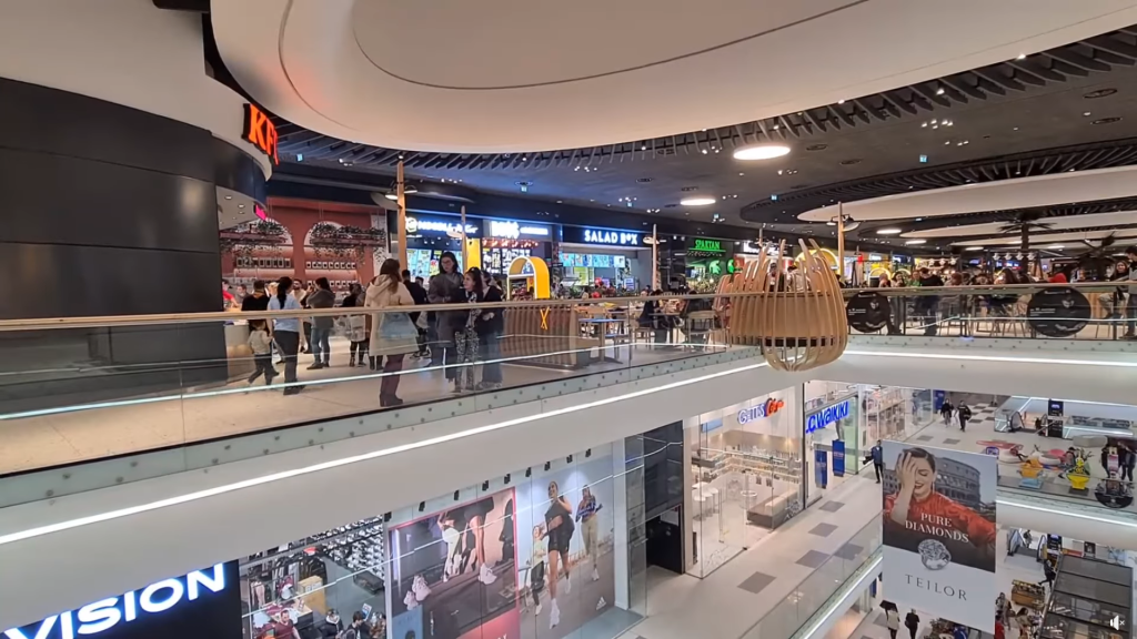 doua tinere au furat haine dintr un mall din bucuresti si au batut vanzatoarele 68e49f0218510