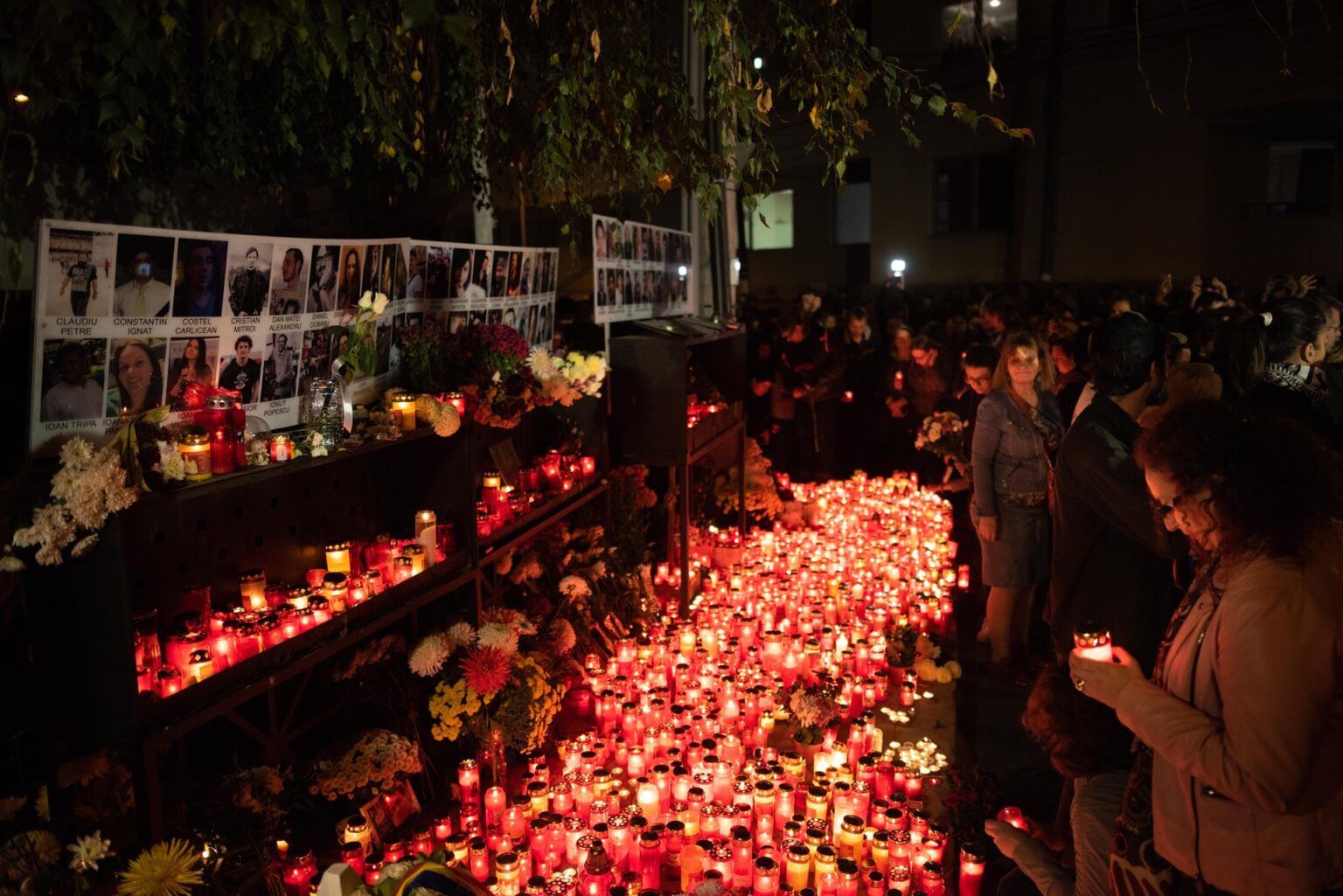 esential mars pentru victimele de la colectiv azi la 10 ani de la tragedie participantii se aduna in piata universitatii 69030aae59cd4