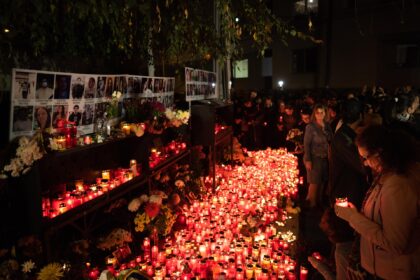 esential mars pentru victimele de la colectiv azi la 10 ani de la tragedie participantii se aduna in piata universitatii 69030aae59cd4