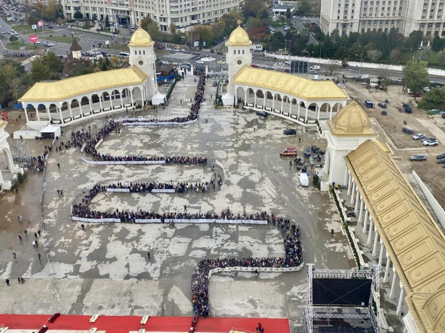 foto 10 ore de asteptare pentru vizitare si inchinare la catedrala neamului bor a prelungit programul si a facut si o harta interactiva a cozii 69020f036be24