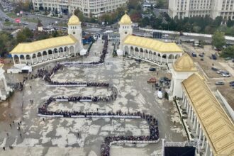 foto 10 ore de asteptare pentru vizitare si inchinare la catedrala neamului bor a prelungit programul si a facut si o harta interactiva a cozii 69020f036be24