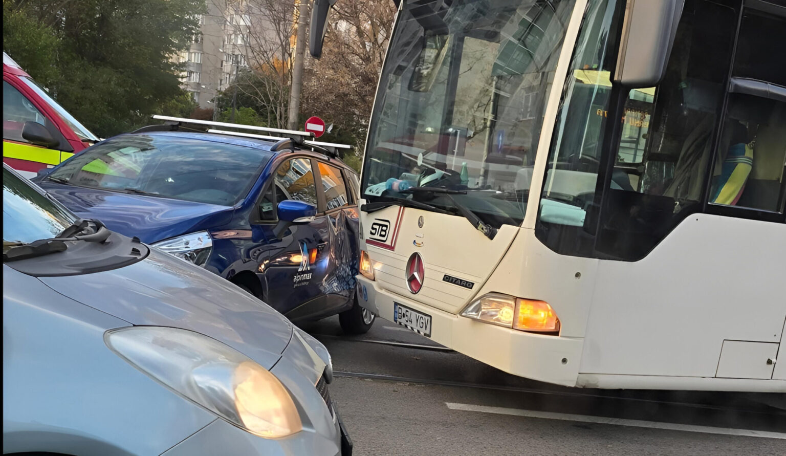 foto accident cu autobuz stb vs auto pe soseaua oltenitei in apropiere de oraselul copiilor trafic oribil tramvaie blocate pe ambele sensuri 68f71a69a7864