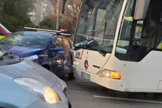 foto accident cu autobuz stb vs auto pe soseaua oltenitei in apropiere de oraselul copiilor trafic oribil tramvaie blocate pe ambele sensuri 68f71a69a7864