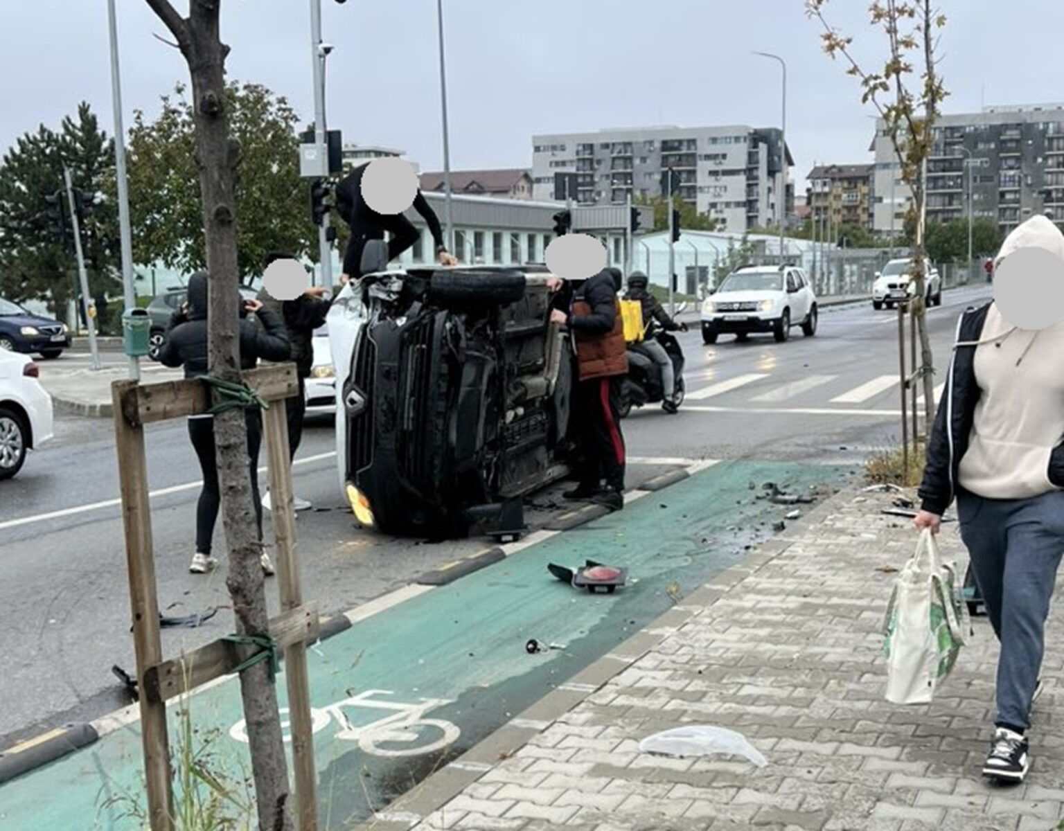 foto accident spectaculos pe drumul osiei din militari o masina s a rasturnat dupa ce a incercat sa evite impactul cu o alta 68e11e21893aa