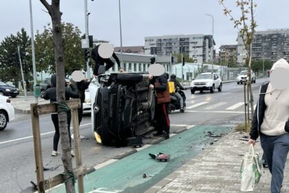 foto accident spectaculos pe drumul osiei din militari o masina s a rasturnat dupa ce a incercat sa evite impactul cu o alta 68e11e21893aa