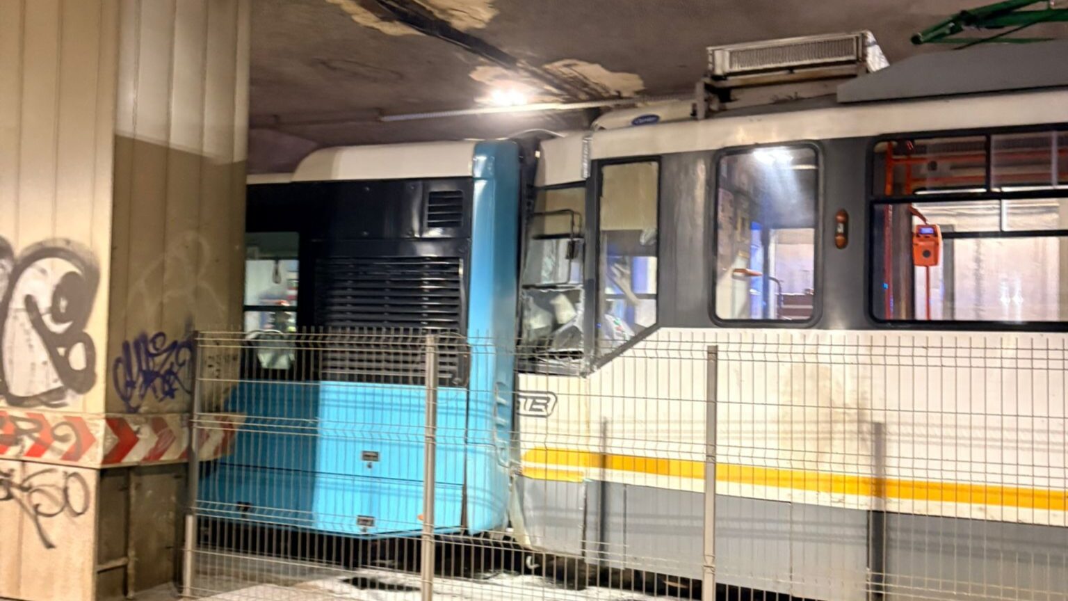 foto accident stb vs stb in pasajul de sub piata victoriei unde un tramvai a lovit un autobuz liniile 1 si 182 blocate blocaj urias pe stefan cel mare 68f265c0ee782