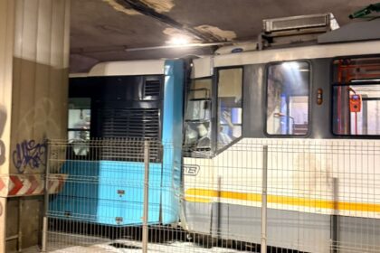 foto accident stb vs stb in pasajul de sub piata victoriei unde un tramvai a lovit un autobuz liniile 1 si 182 blocate blocaj urias pe stefan cel mare 68f265c0ee782
