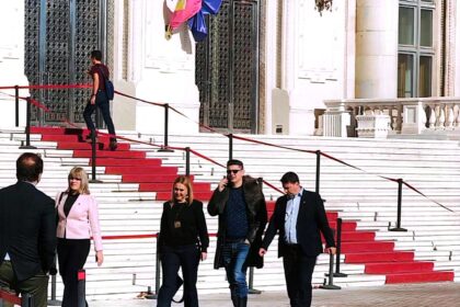 foto ce pune la cale luis lazarus astazi intalnire cu trei senatoare 690244092e13d