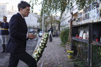 foto colectiv ramane oglinda unui stat care s a ghidat dupa principiul merge si asa spune nicusor dan presedintele a depus coroana si a aprins lumanare pentru victime 6903365631140