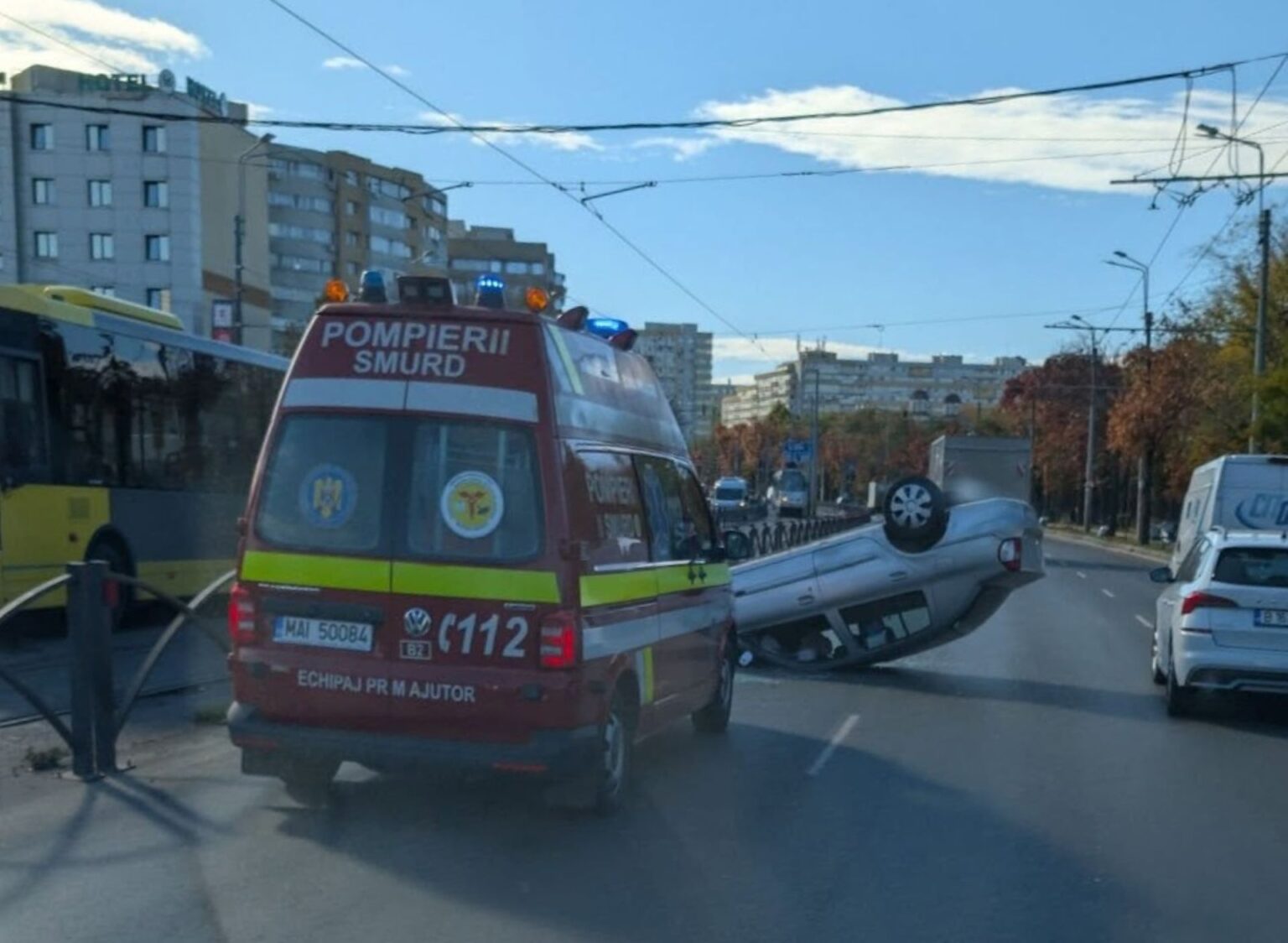 foto masina rasturnata pe banda 3 pe soseaua colentina accidentul in dreptul parcului plumbuita trafic deja ingreunat 6900a1507a4fc
