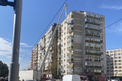 foto pericolul atentie cade tencuiala atinge azi nivelul rezolvabil cu macaraua pompierilor interventie in rahova la un extrem de jupuit bloc de 10 etaje 68f76222e2662