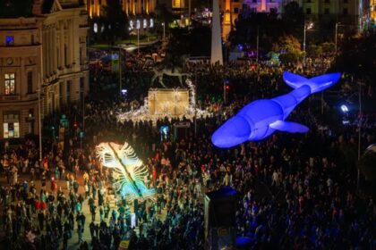 foto spotlight 2025 a ajuns la final si a adunat sute de mii de vizitatori in inima bucurestiului pe calea victoriei cladiri simbol au fost imbracate cu proiectii 68ece21523fac