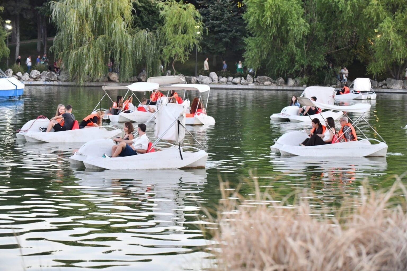 gata cu plimbarile cu barca pe lacul din parcul drumul taberei f09f9ba5efb88f primaria anunta ora ca este ultimul weekend din acest sezon 68e92f3844588