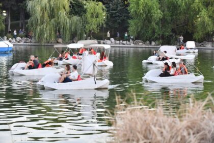 gata cu plimbarile cu barca pe lacul din parcul drumul taberei f09f9ba5efb88f primaria anunta ora ca este ultimul weekend din acest sezon 68e92f3844588