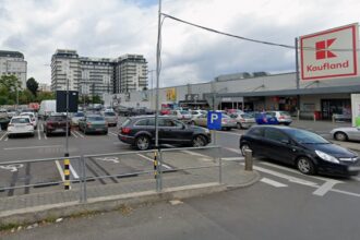 gata si cu parcarea salvatoare de pe la supermarketuri din bucuresti la kaufland sebastian au aparut avertismente in parbriz luati va masina urgent sau vor fi consecinte 68dd01ccb84ab