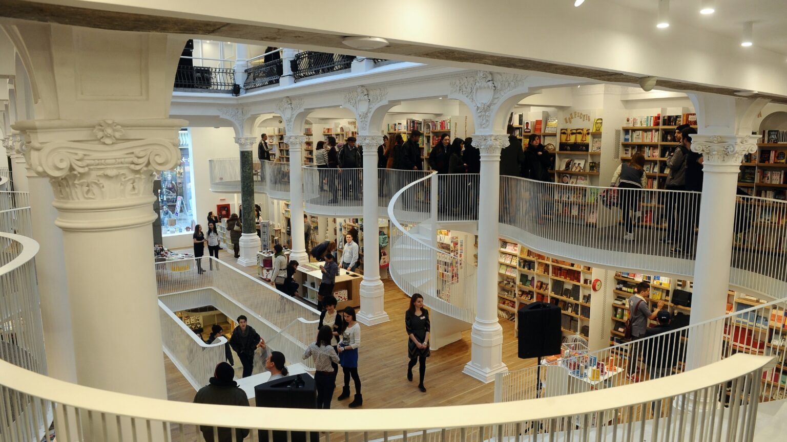 harta literaturii pui degetul si gasesti locuri din bucuresti mentionate in carti ai acces si la tururi literare ghidate tinute de scriitori 68e3c036cfd13 1